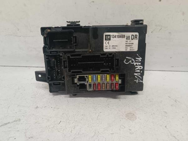 BOITE A FUSIBLE OPEL MERIVA B - Vue 1